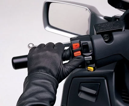 Put simply, in manual mode, it's like a tiptronic-style manual gearbox for a two wheeler, and the gears can be changed by thumb. Almost the whole time we had the machine, we used the automatic mode, because it offered continuously smooth automatic operation, the utmost convenience and almost no downside. And we found that the manual mode offered almost no advantage and was devoid somehow of that satisfying snick, so seamless is the Burgman power delivery. You push the button and it changes gear.