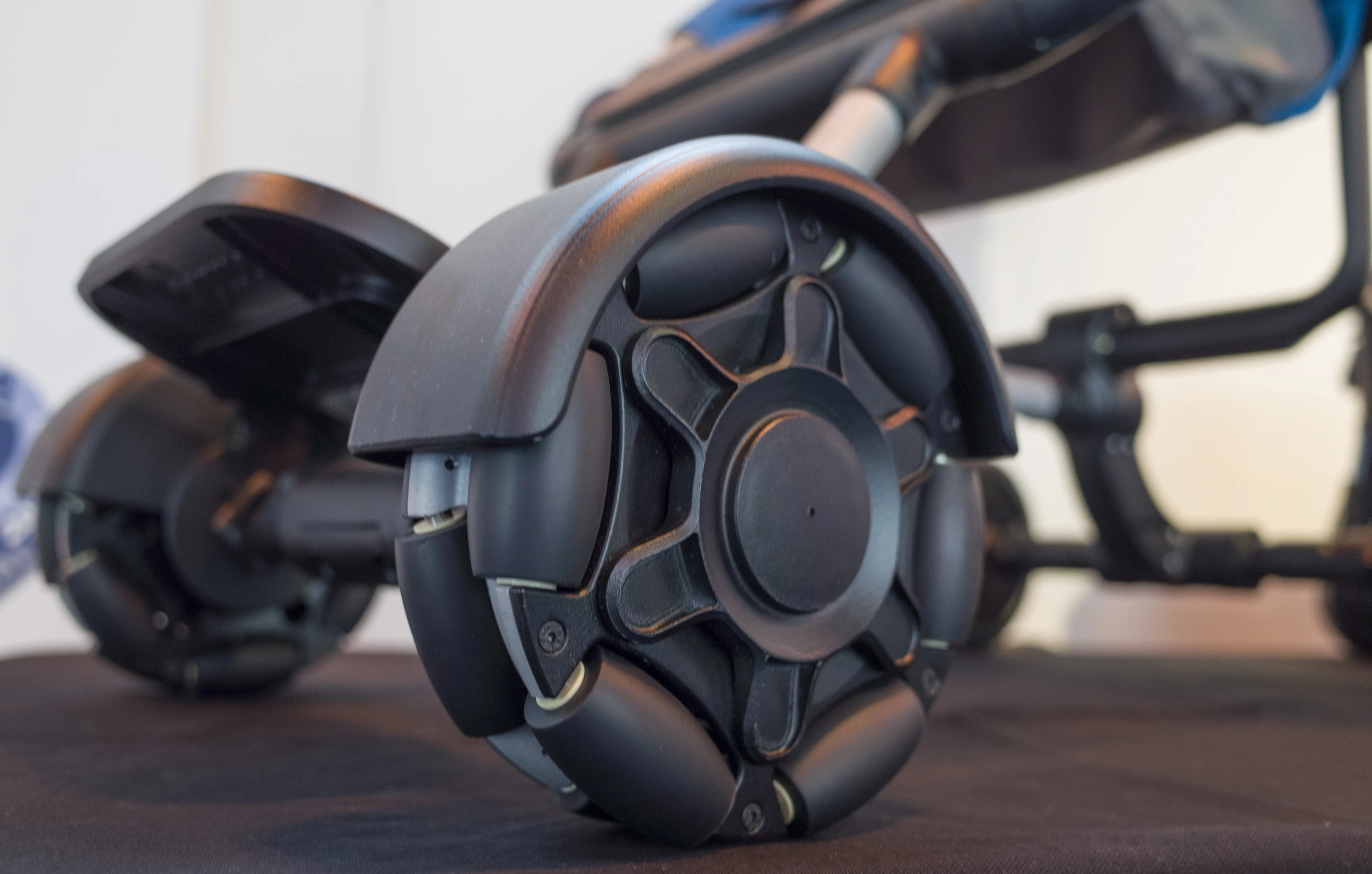 The omni-wheel steering system on the OmniO Rider stroller (Photo: Simon Crisp/Gizmag.com)
