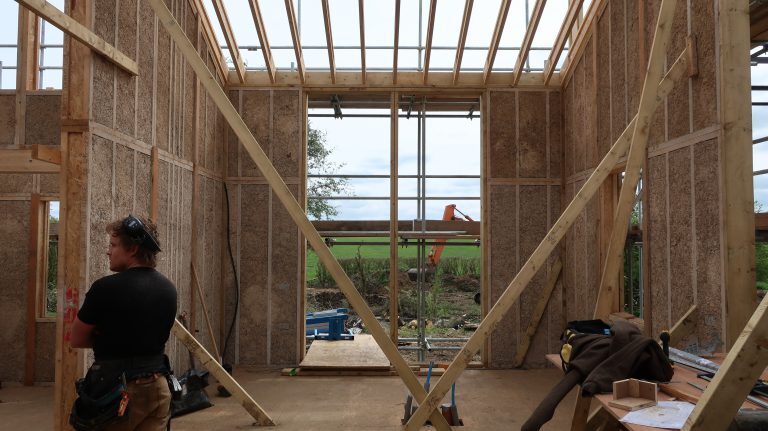 Construcción de la casa plana diseñada por Practice Architecture
