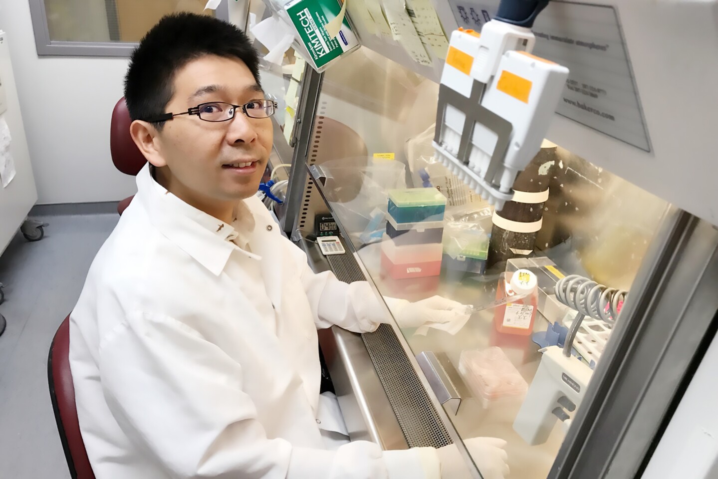 El autor principal del estudio, Yuanwei Yan, en el laboratorio Zhang de la Universidad de Washington-Madison