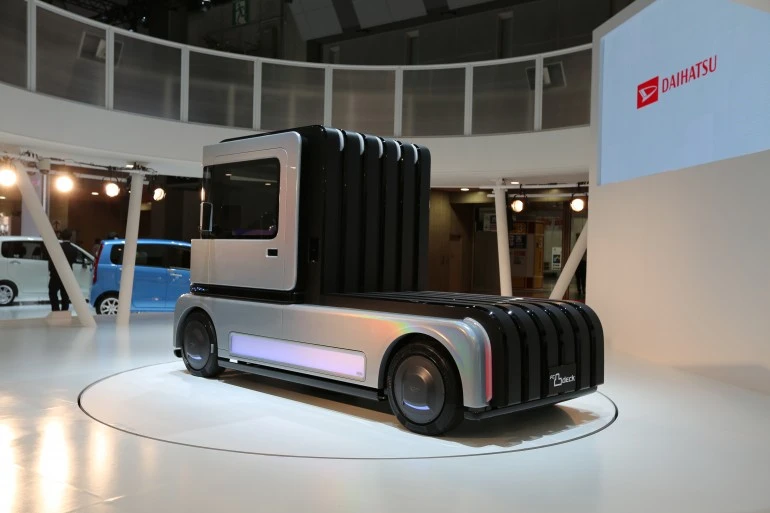 The FC Deco Deck uses a precious metal-free liquid fuel cell