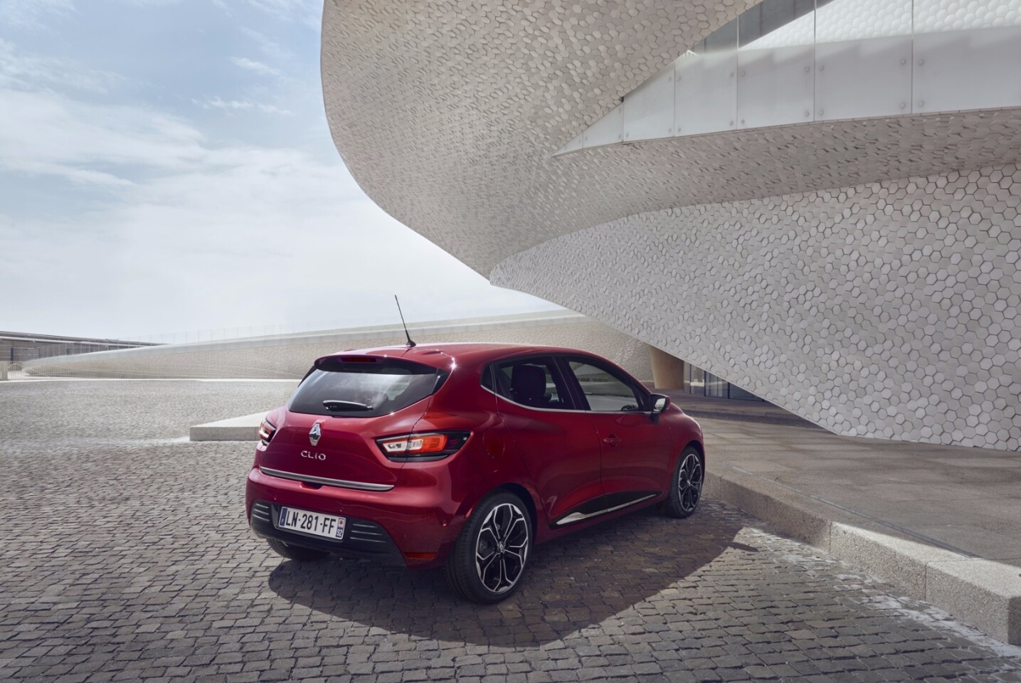 A 1.5-l dCi 110 diesel engine with a six-speed manual gearbox and a six-speed manual transmission for the TCe 120 petrol engine have been added to the powertrain range