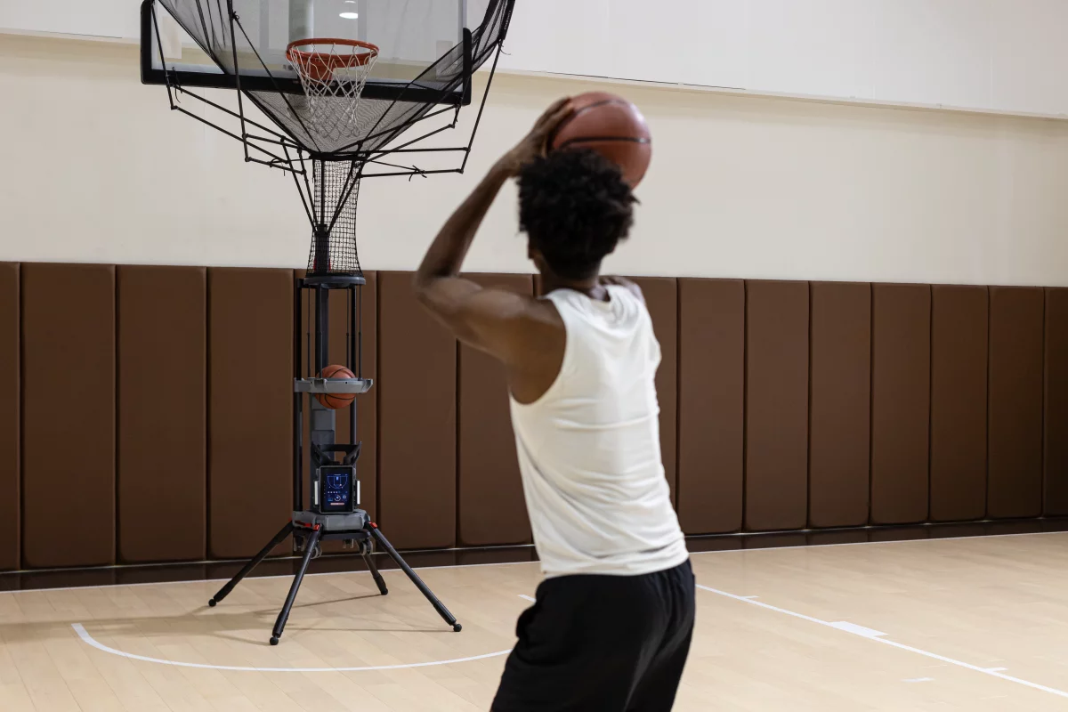 AI basketball trainer with smart precision and vision to elevate your game ?url=https%3A%2F%2Fnewatlas Brightspot.s3.amazonaws.com%2Fec%2Fd9%2F1037fdee4244b4c6df8a0202996d%2Flumistar Carry 12