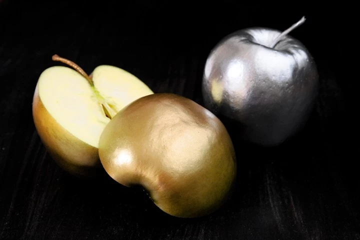 Serve your guests with a shiny golden or silver apples and you'll score some priceless puzzled faces, beyond doubt