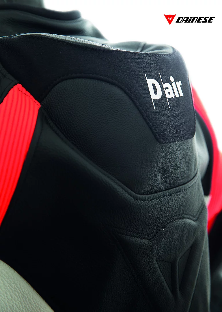 The six sensors contained in the back-protector monitor the vectors affecting the body of the rider 800 times a second