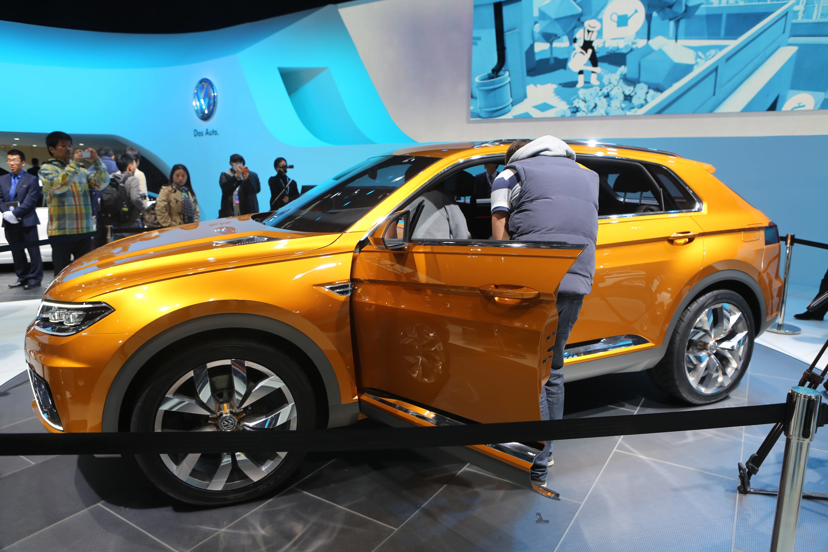 CrossBlue in all-electric mode has a range of 33 km (20.1 miles) at a maximum speed of 120 km/h (75 mph)