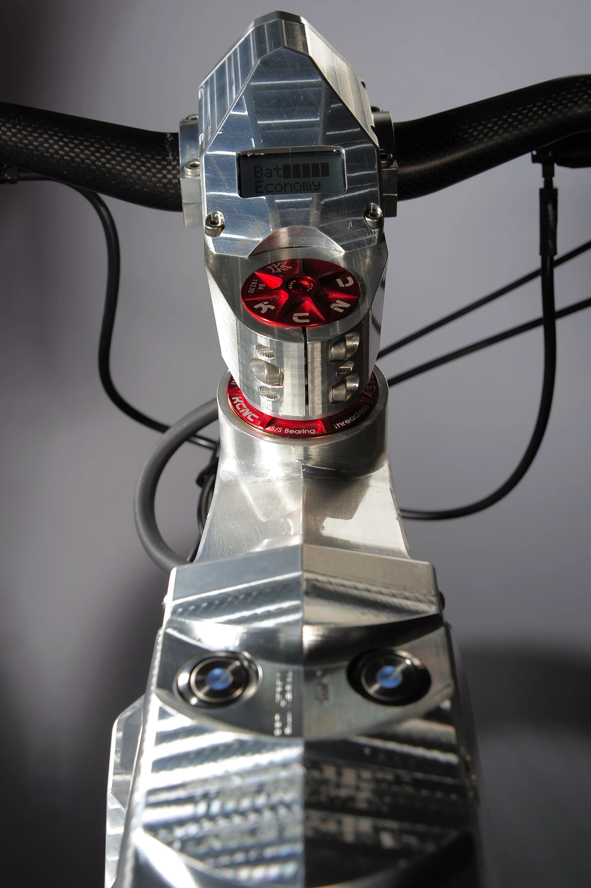 The M55 Terminus editions feature a KCNC 1 1/8" semi-integrated headset, KCNC Scandium handlebar and a CNC-machined aluminum stem with built-in computer