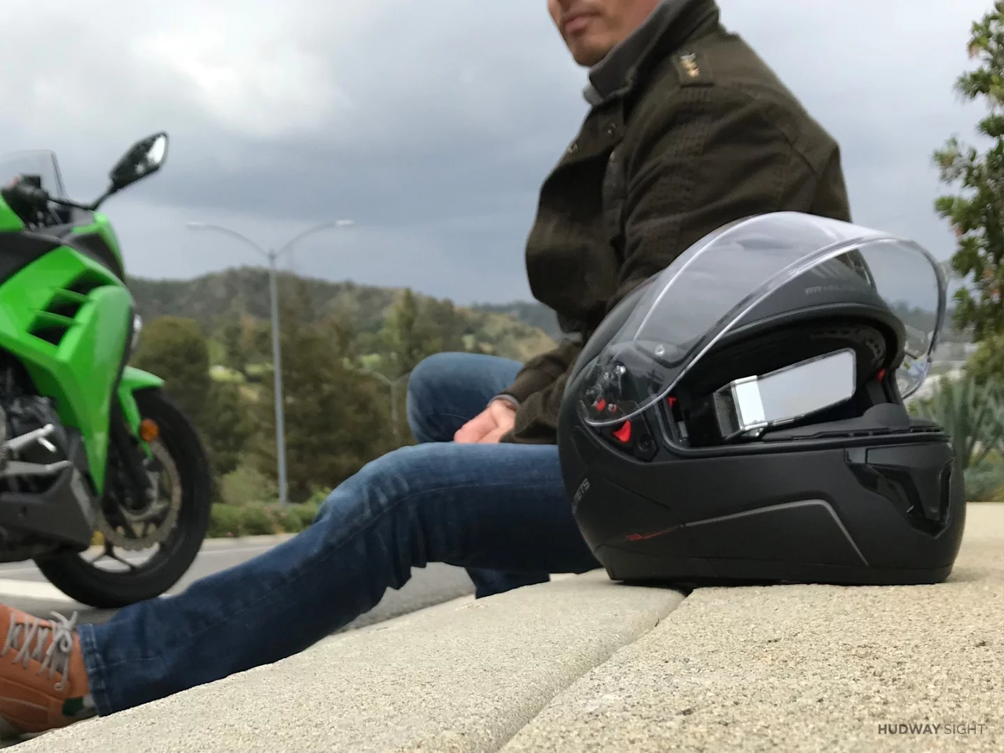 Hudway Sight consists of a mounting bracket that can be attached to an existing motorcycle, bicycle or auto racing helmet, along with a mini LED projector/tempered-glass lens unit that magnetically snaps onto that bracket, and a control unit that is mounted on the back of the helmet