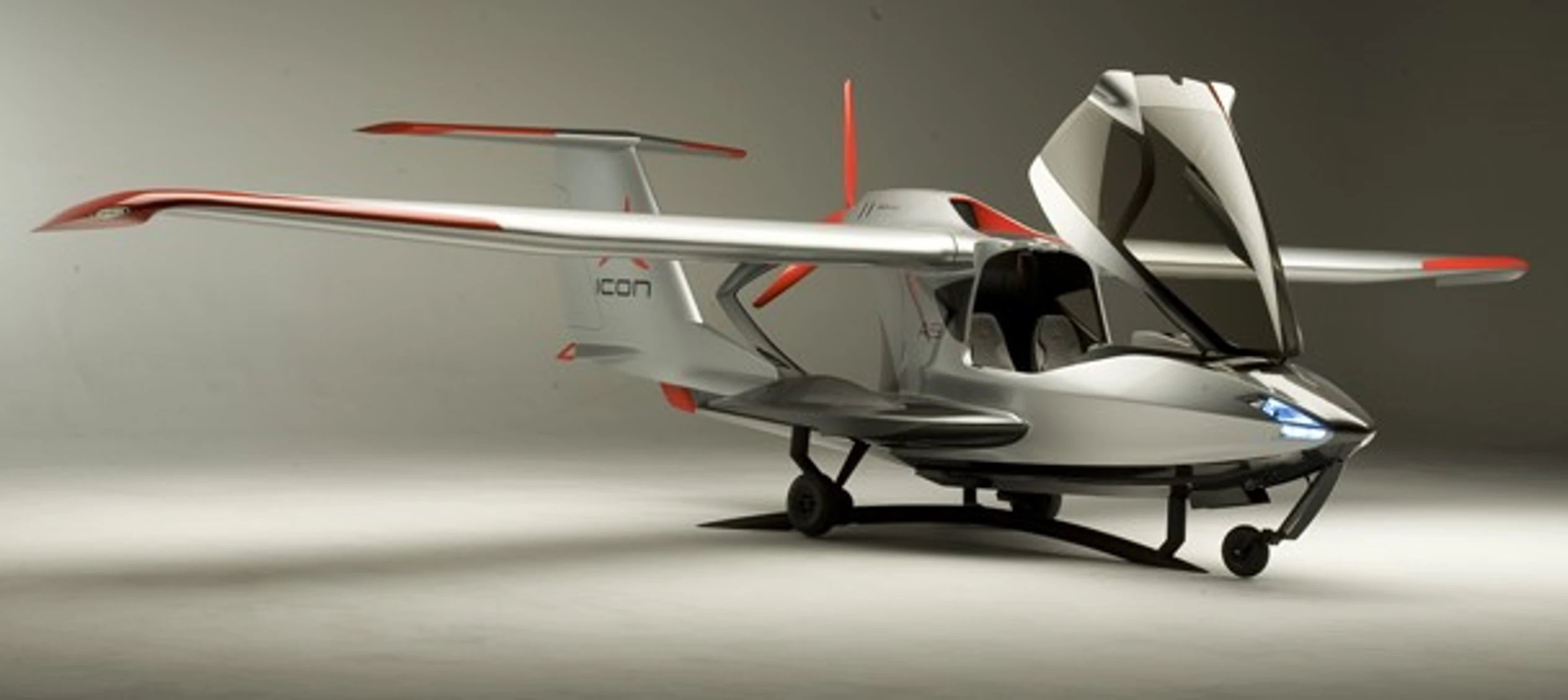 The ICON A5 showing landing gear