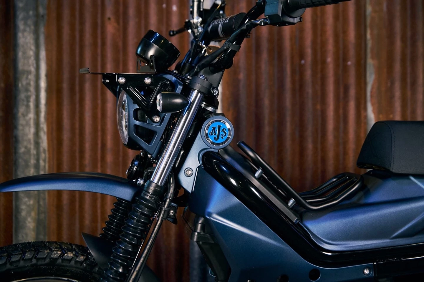 The Imber 125 also sports some additional cargo space above the front headlight