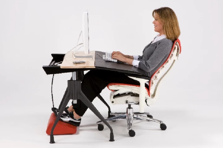 Working in conjunction with an ergonomic chair, the Envelop desk offers users comfort, reduces the risk of injury and is said to help increase productivity