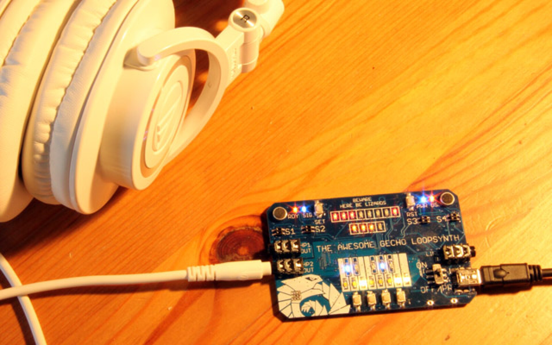 Tiny loopsynth makes beautiful music from ambient noise