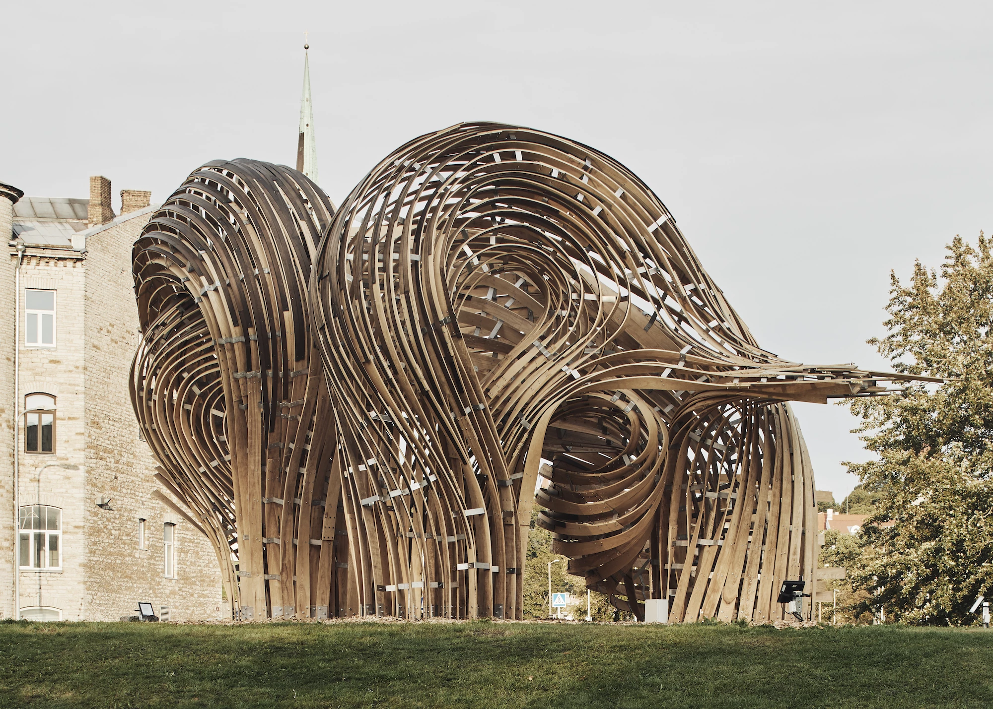 Steampunk's design forms as a cross that divides the grassy mound it sits atop into four spaces framing views towards Tallinn's old city and the Architecture Museum