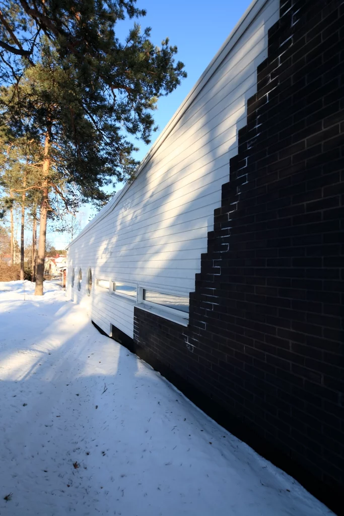 Apelle house is a basic family home with multi-functional living zones and a strong connection to the surrounding environment