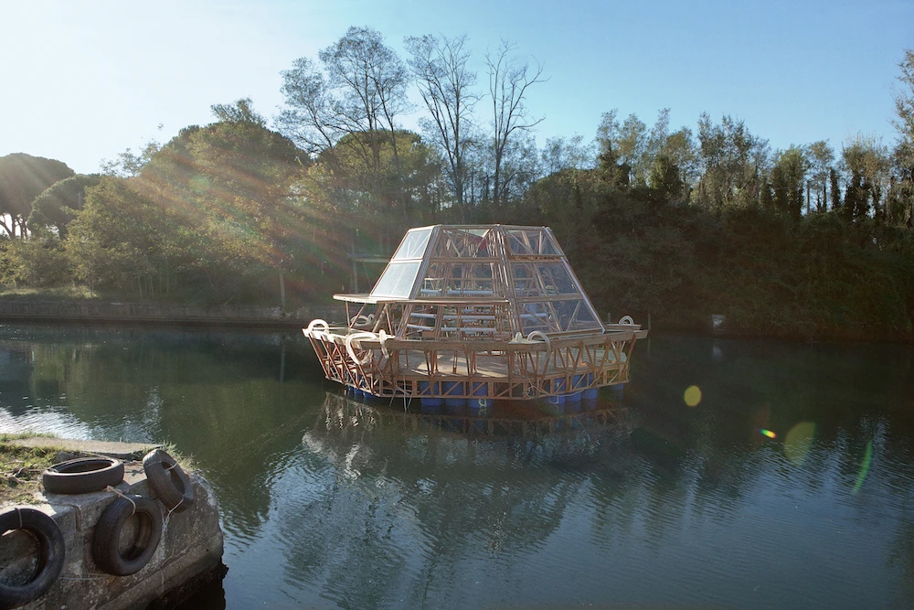 The Jellyfish Barge floating downriver (Photo: Matteo de Mayda)
