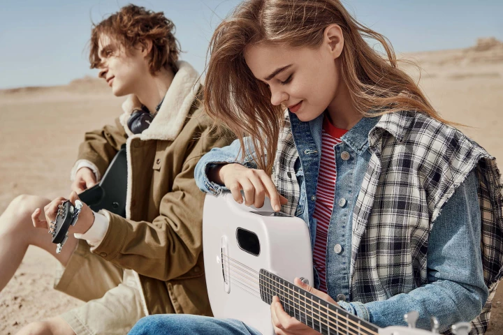 A 3.5-inch touchscreen gives players access to a broad range of effects and apps, including tuners, loopers, lessons and on-board recording