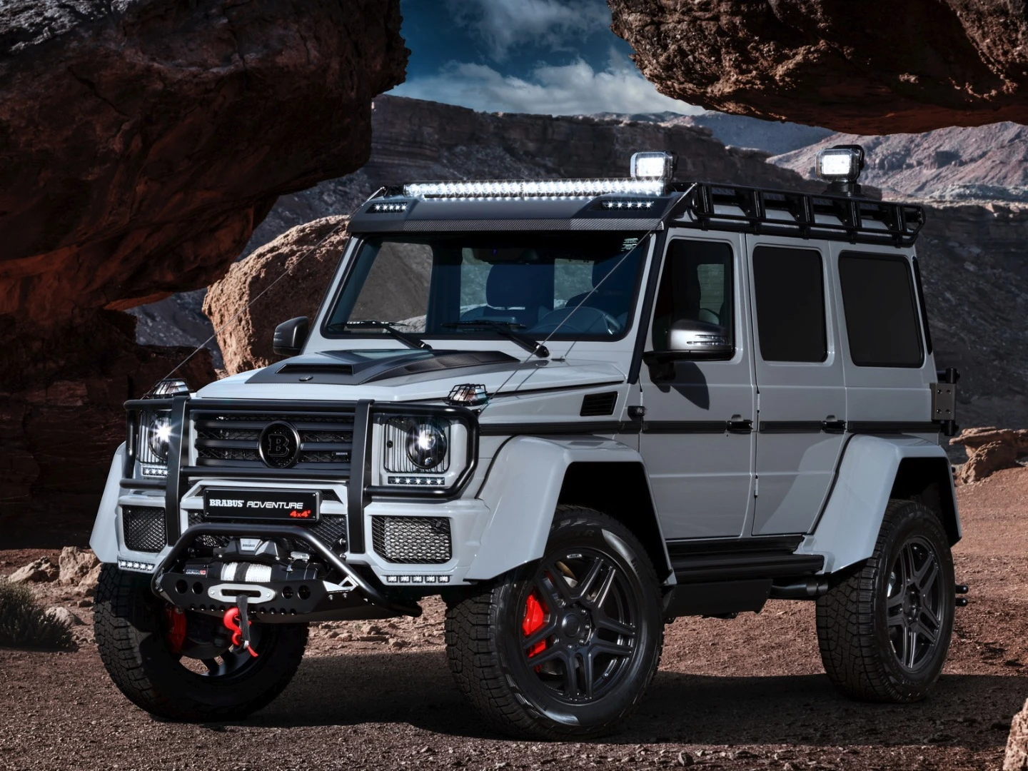 Brabus gives the G500 a full 4x4 upgrading, with reinforcements all around, a roof rack, more lights and other improvements
