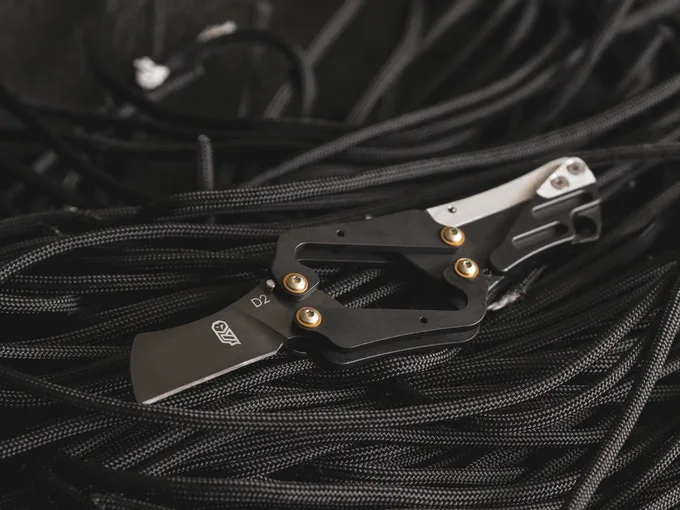The Lyra knife weighs just 1.5 oz (42.5 g)