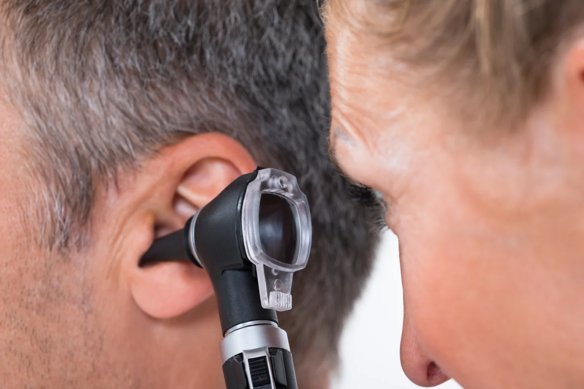 Ear Observer Ear-inspecting device uses ultrasound