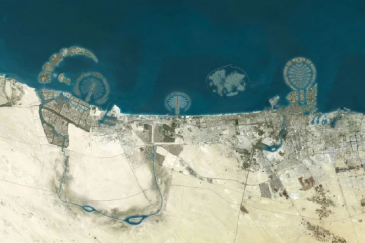 That's the Palm Deira on the right, next to the World, then Palm Jumeirah, then Palm Jebel Ali on the left. Check out the great piccies and renderings in the photo library and all the links inside.