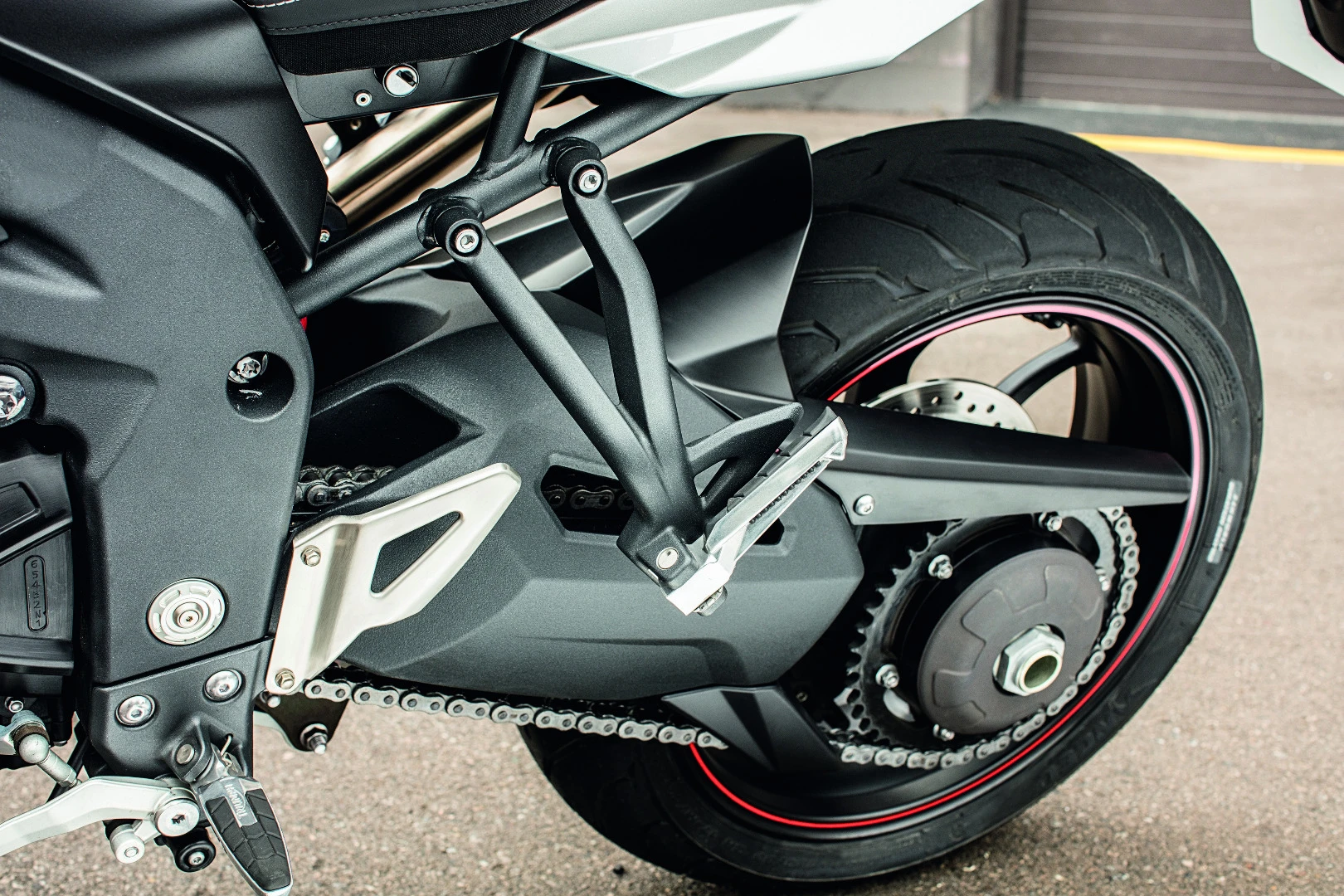 The single-sided swingarm is a characteristic feature of the Triumph Tiger Sport