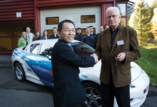 Akihiro Kashiwagi, Mazda Program Manager in charge of hydrogen RE development and Johan Thoresen,chairman of HyNor