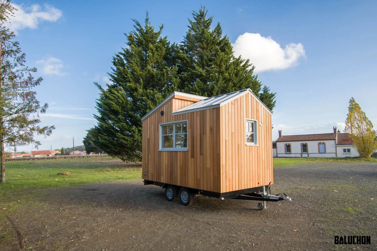 L'atelier de Saint-Joseph is finished in red cedar cladding and is topped by an aluminum roof