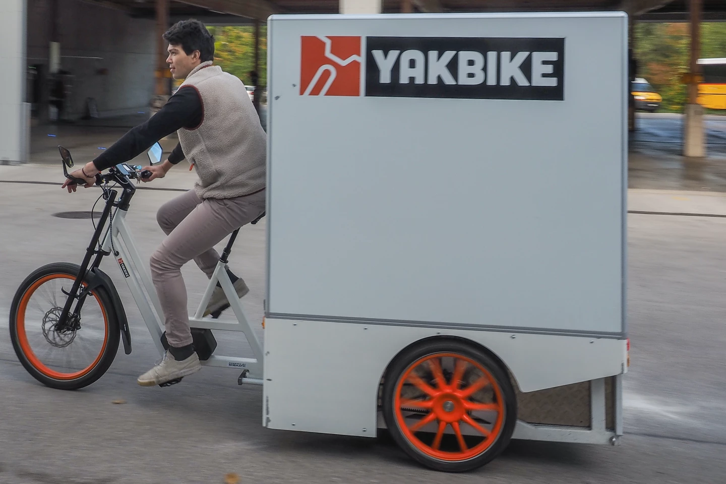 Optional extras include sun/rain protection and a mudguard for the front wheel