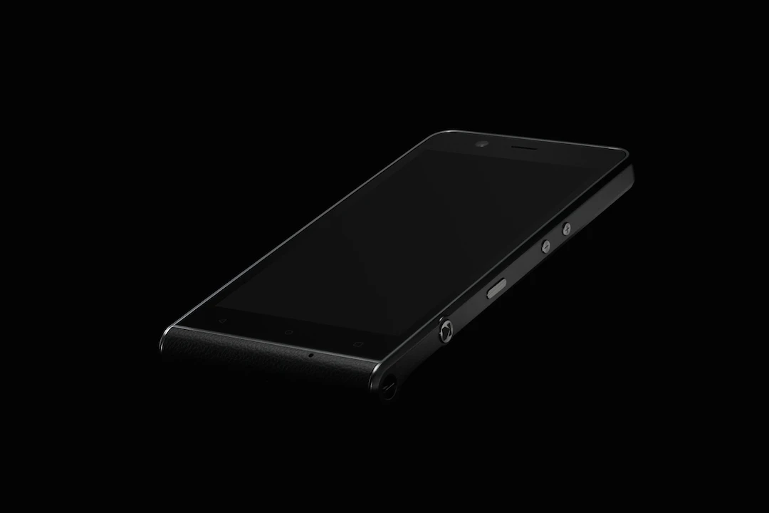 The 5-inch screen displays at a resolution of 1080p, and the power on the inside is similarly mid-range