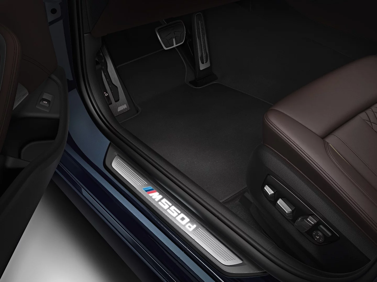 Small things conspire to make the M550d look and feel special inside