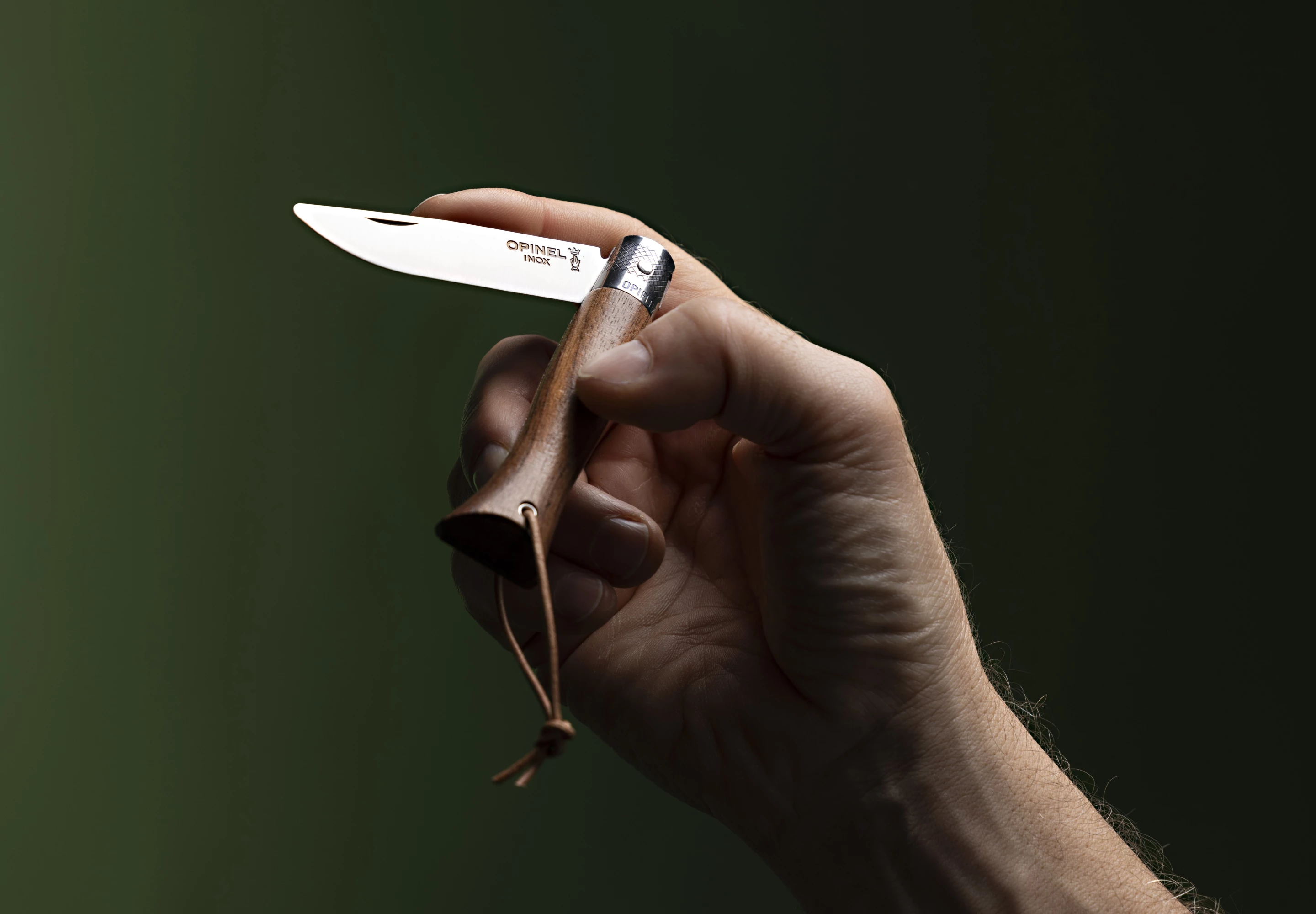 The Néo6 blade includes a fingernail catch, allowing it to open smoothly and fully, no need to twist a lock closed