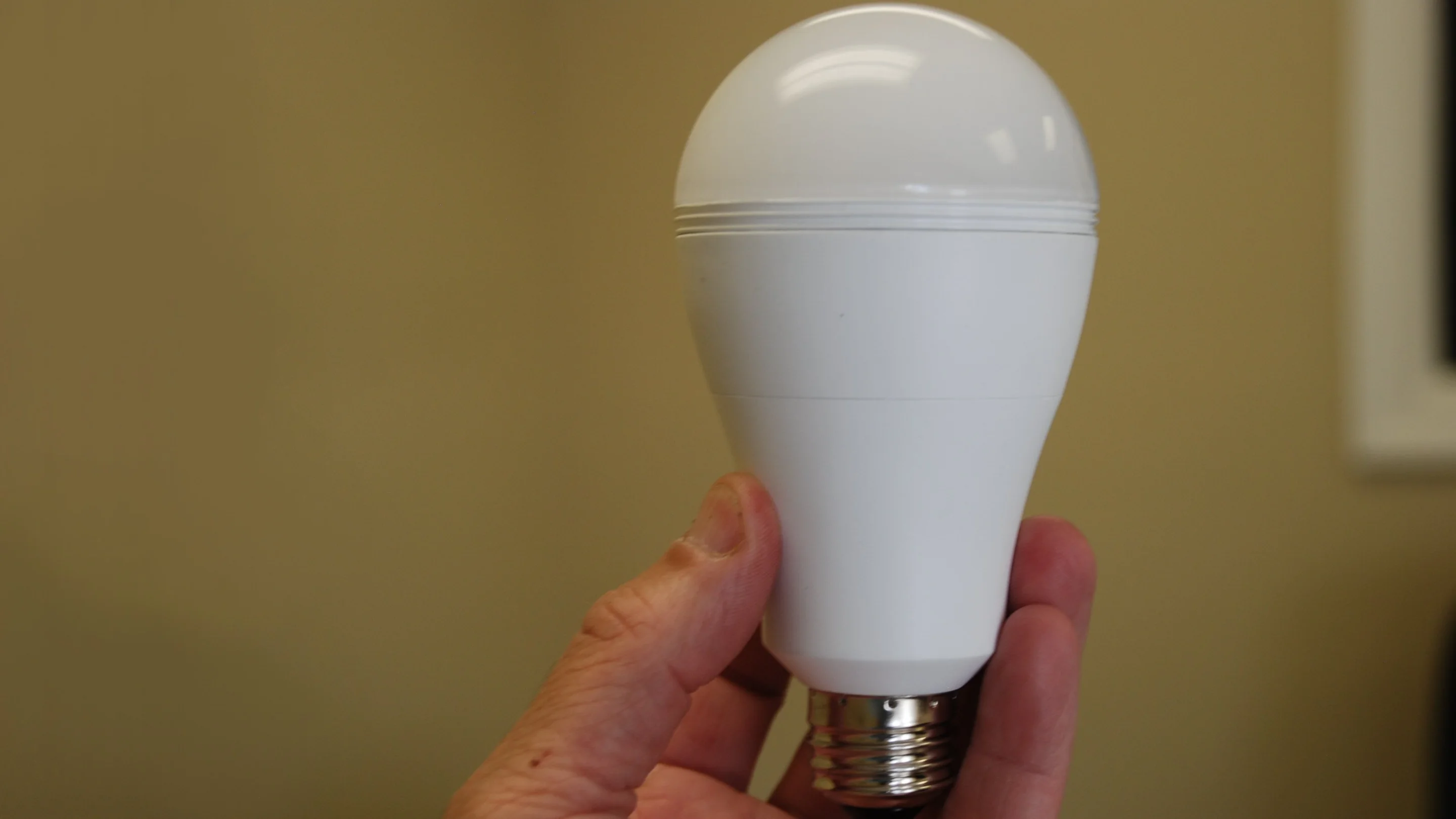The SmartCharge LED lightbulb
