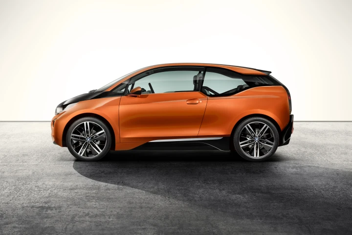 With a bubble-like urban design, the i3 includes copious amounts of glass and light-weight carbon fiber-reinforced plastic (CFRP)