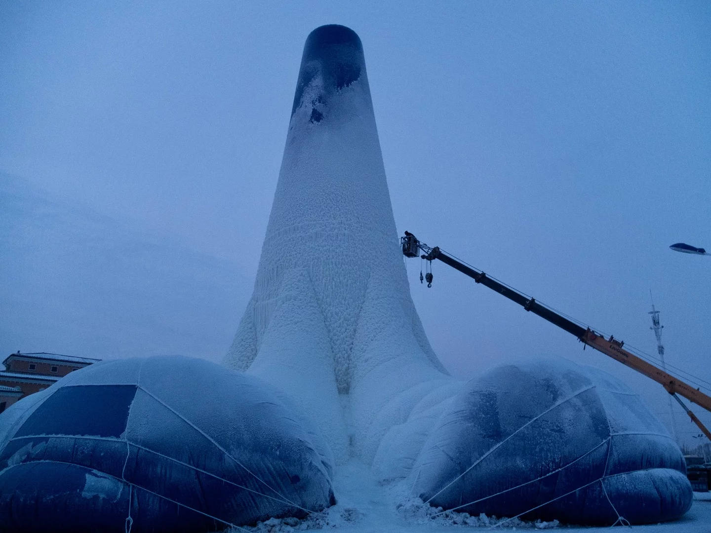 The Flamenco Ice Tower's construction saw a huge balloon in the shape of the tower inflated, before a mixture of fiber-reinforced ice was sprayed over the inflatable to lend the tower its shape