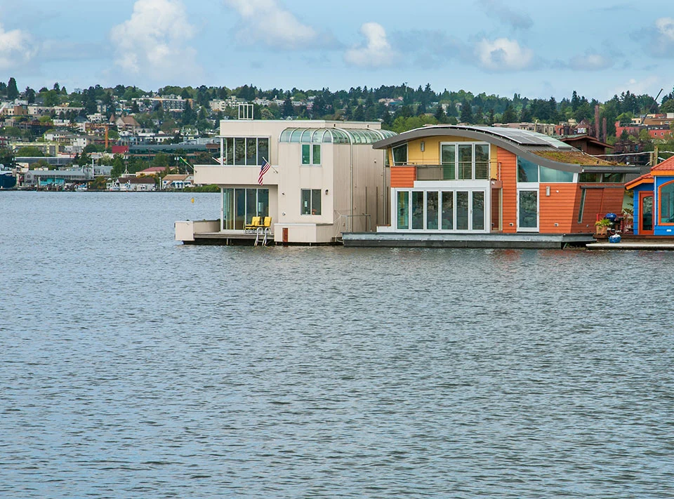 Houseboat H is located in Seattle and boasts views of the city's skyline