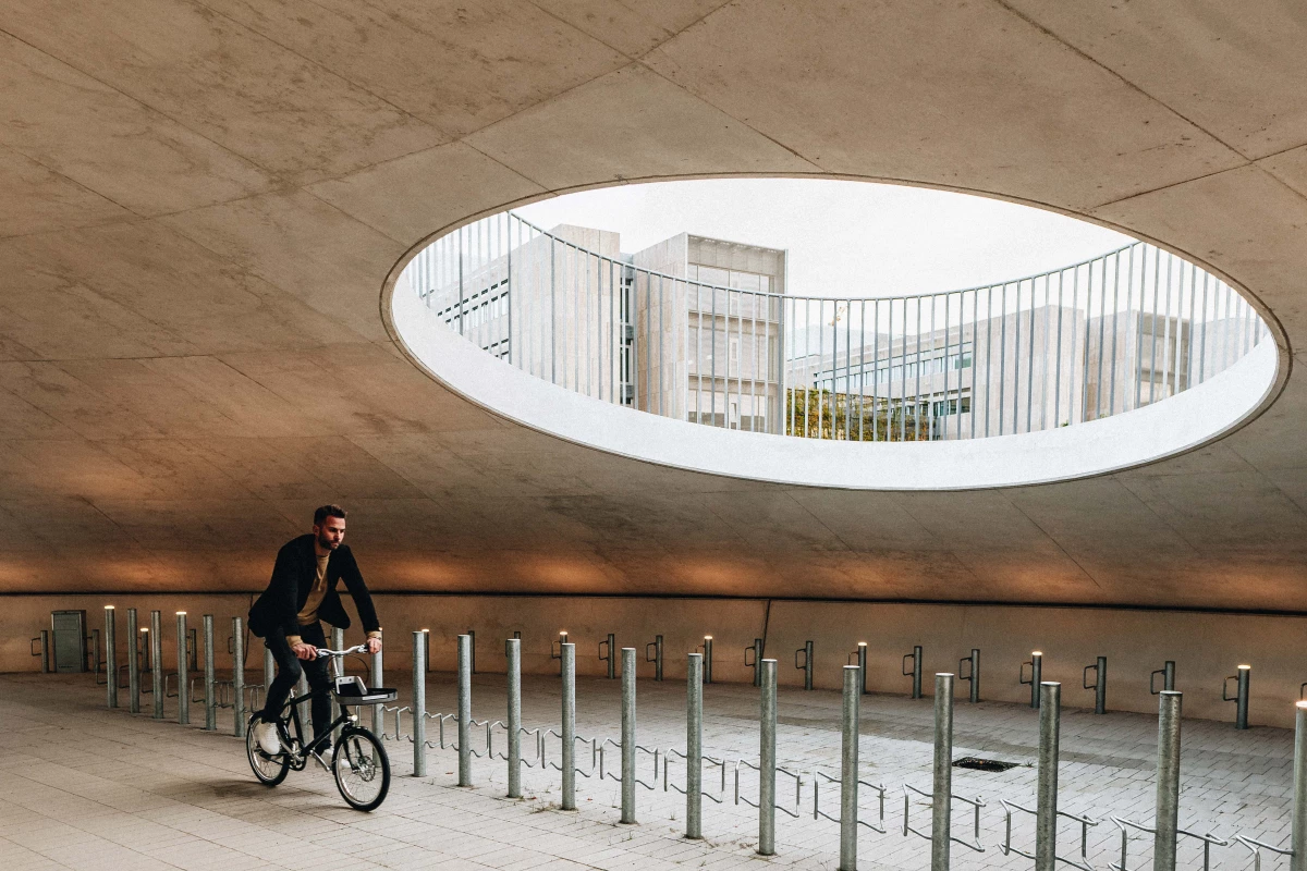 The Movea E-motion has been designed for city and urban riding, and comes with a large detachable cargo rack to the front