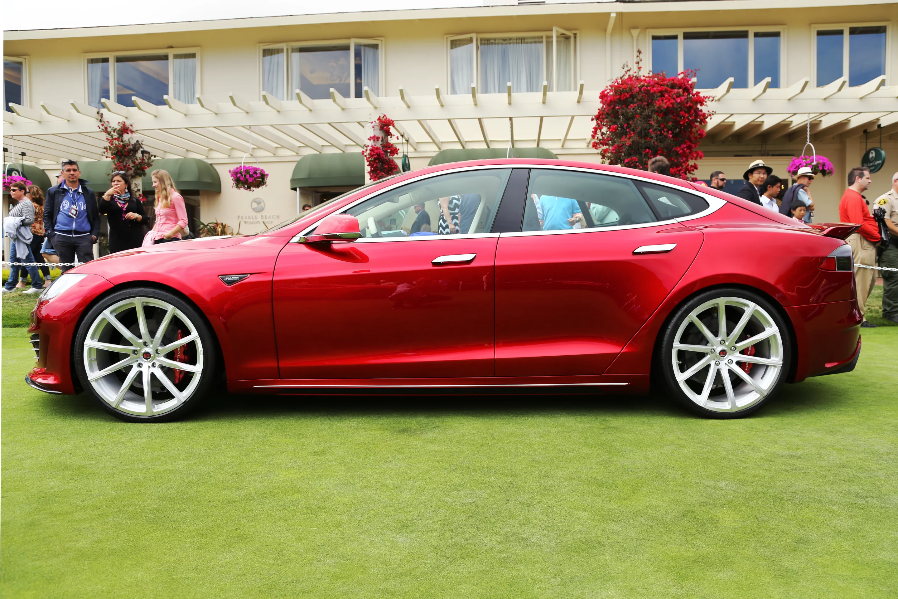 The Saleen FourSixteen's big 22-inch wheels adequately fill out the car's wheel arches (Photo: Angus MacKenzie/Gizmag.com)