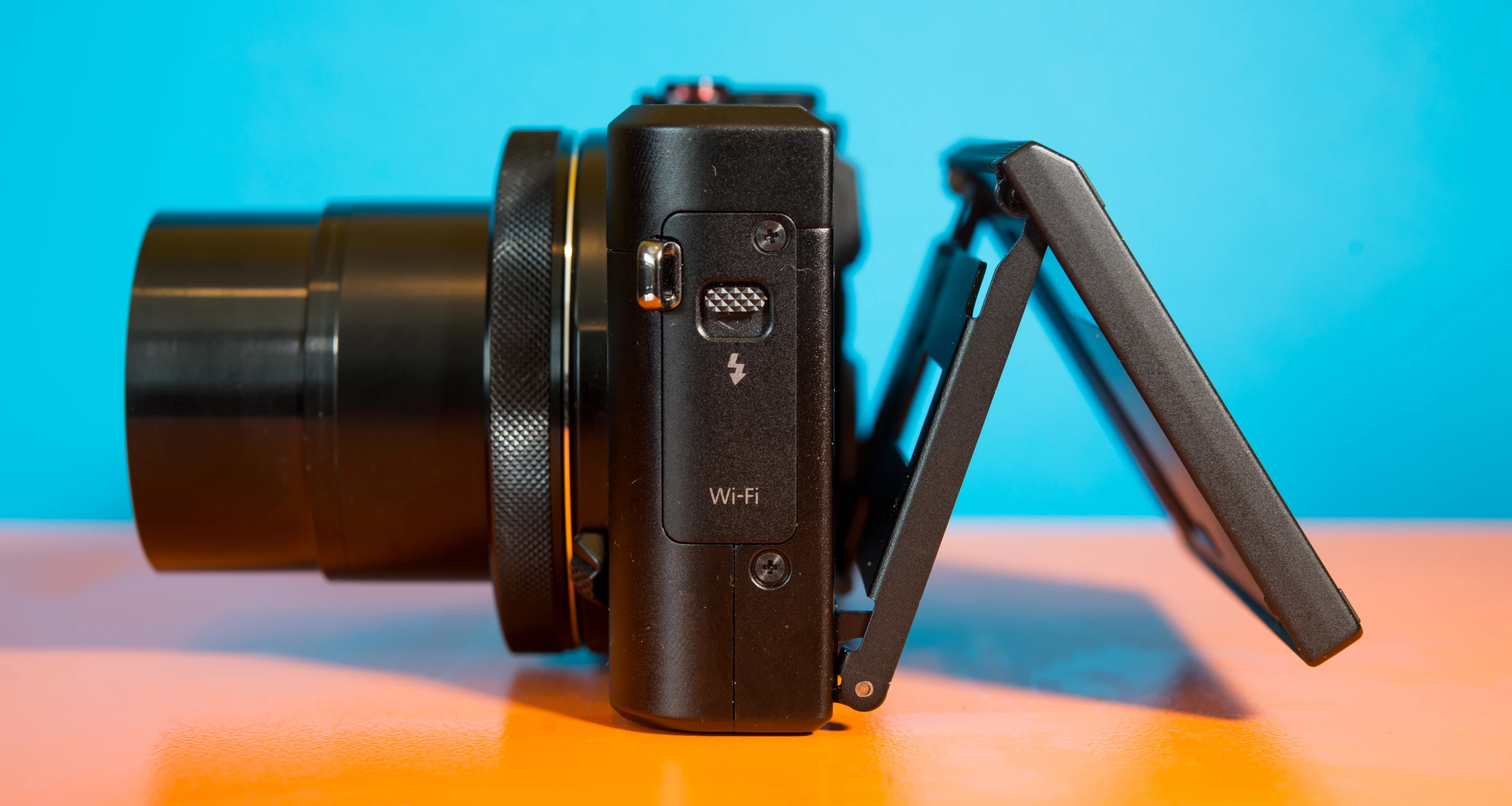 The rear monitor on the Canon Powershot G7X Mark II can now tilt down as well as up