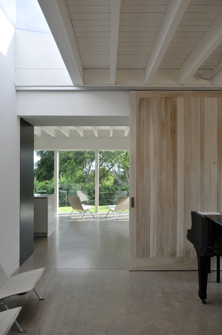 Hill House is a family home for architects and their children and replaces a 1960s bungalow