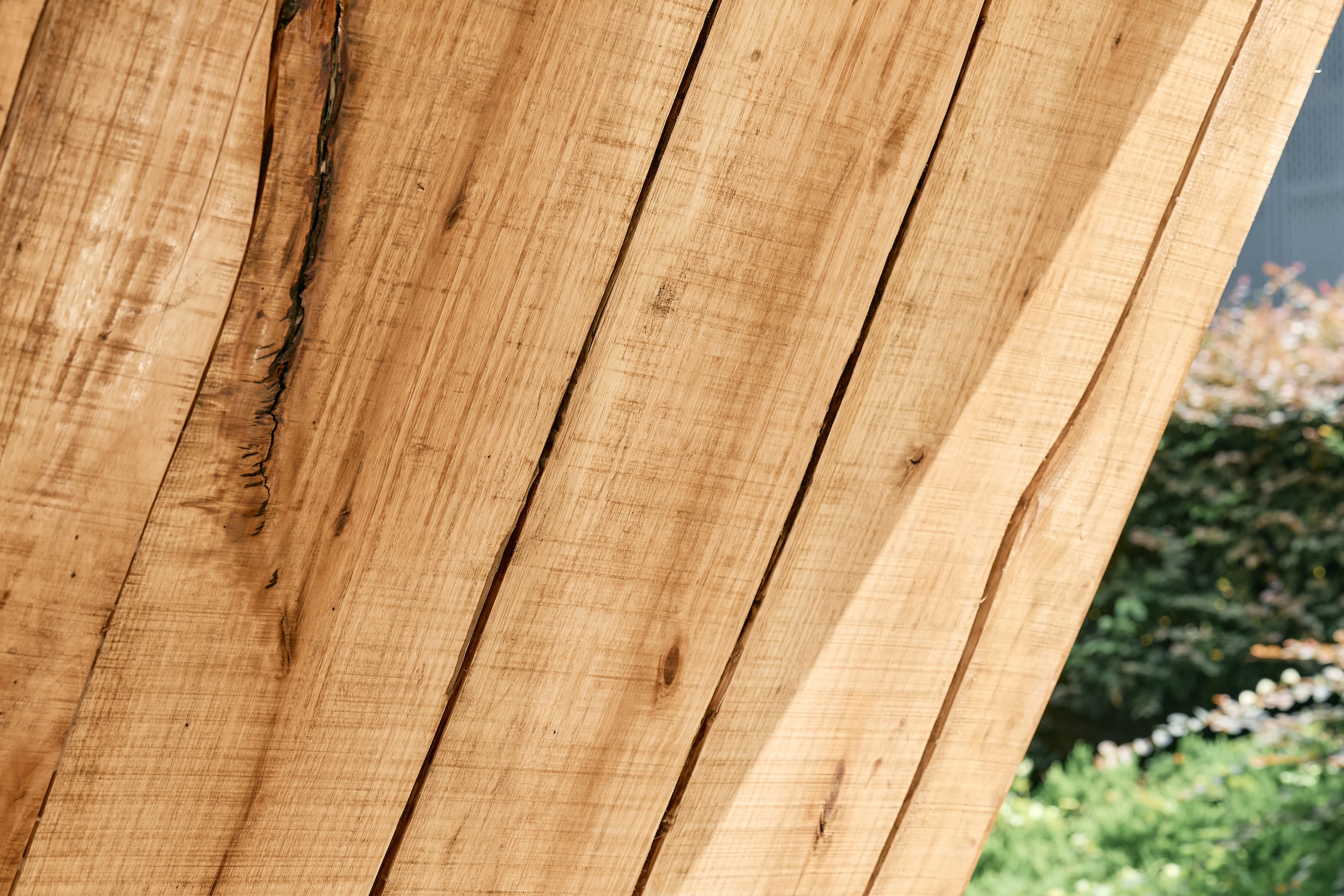 Maestro's basic idea is that instead of sawing unique logs into standardized boards, the wood is cut irregularly and AI is used to fit sections together like puzzle pieces