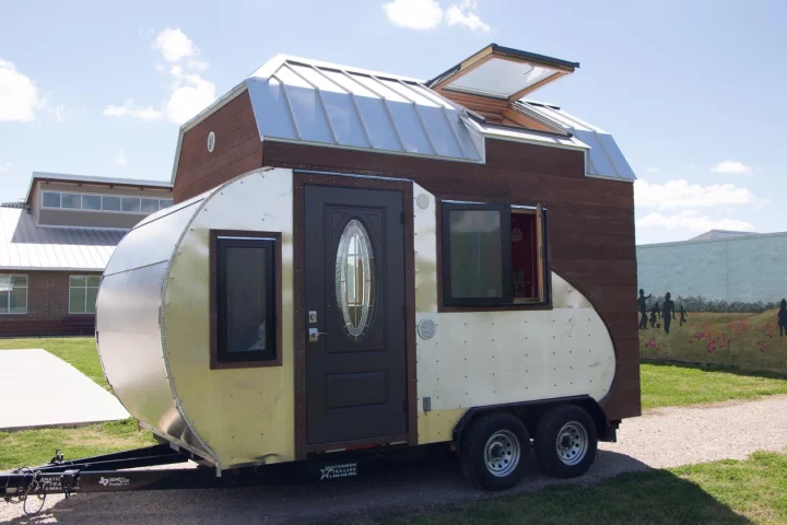 The Tiny Drop comprises a total floorspace of 150 sq ft (14 sq m)