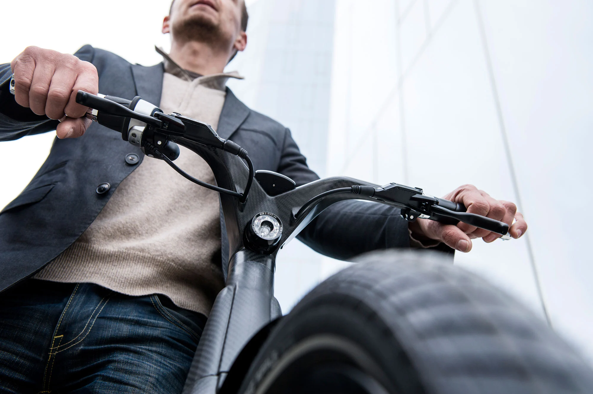 The wiring is routed through the body so as to be almost invisible, and only showing at the handlebar on the way up to the brake levers