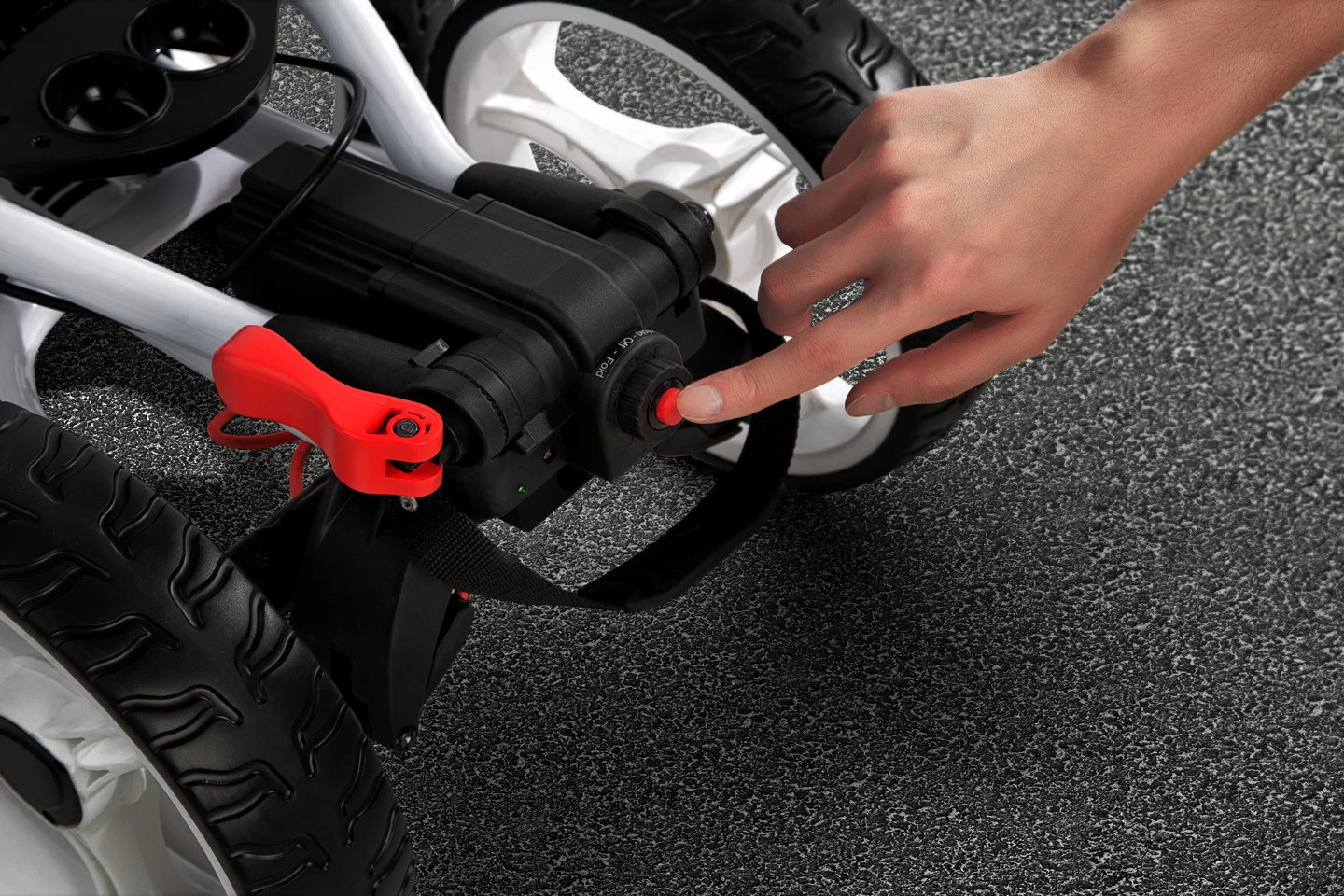 The EasyPal buggy goes from its 48 x 24 x 42-in size to a compact 26.4 x 15.75 x 11.75 inches within around 10 seconds, with a single push of a button