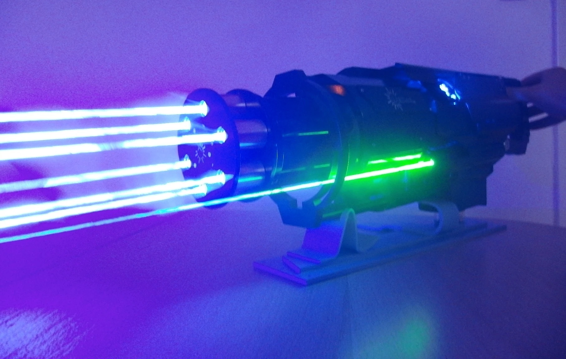 The Laser Gatling Gun features six burning lasers, and one aiming beam