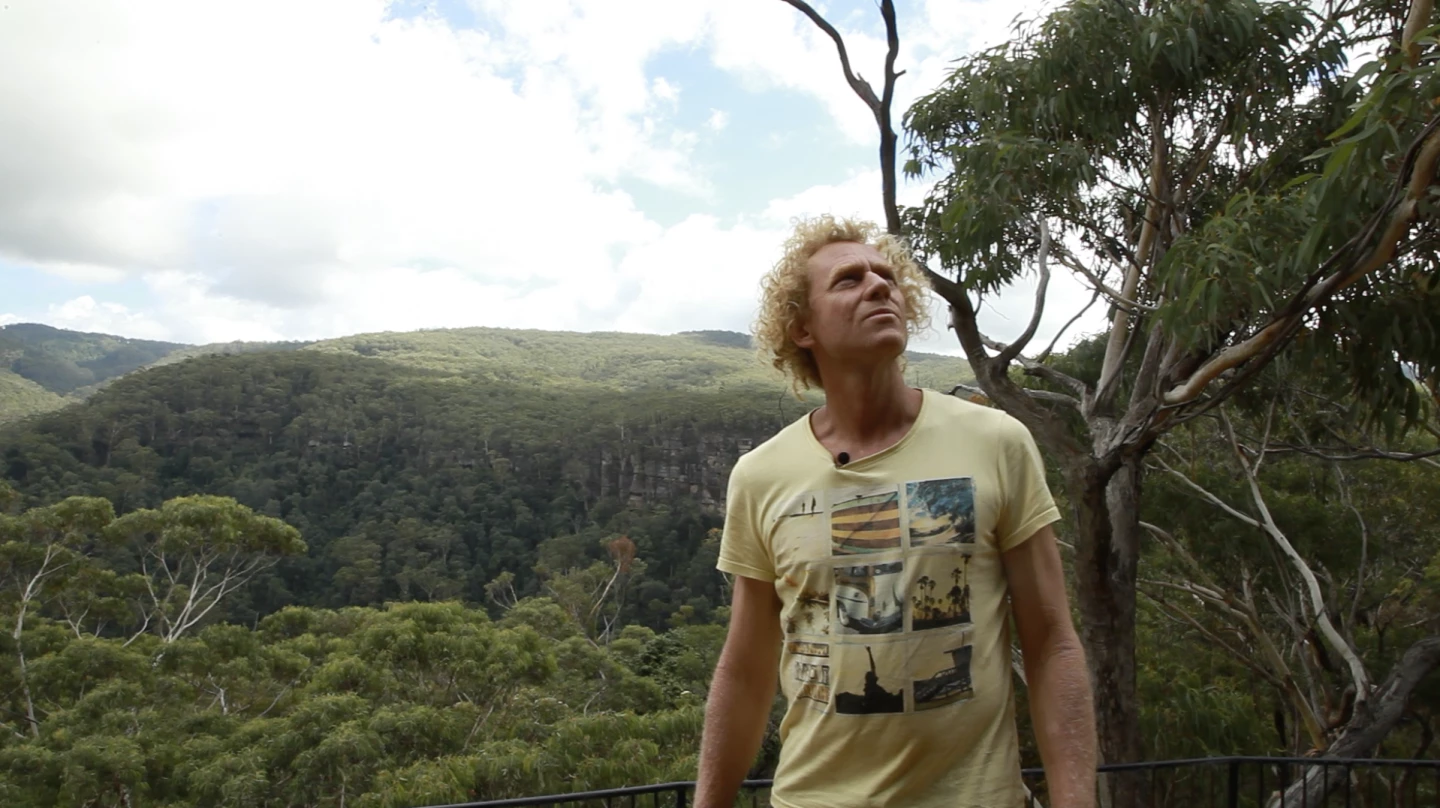 Lionel Buckett on the balcony of his extraordinary clifftop cave (Photo: Loz Blain/Gizmag.com)