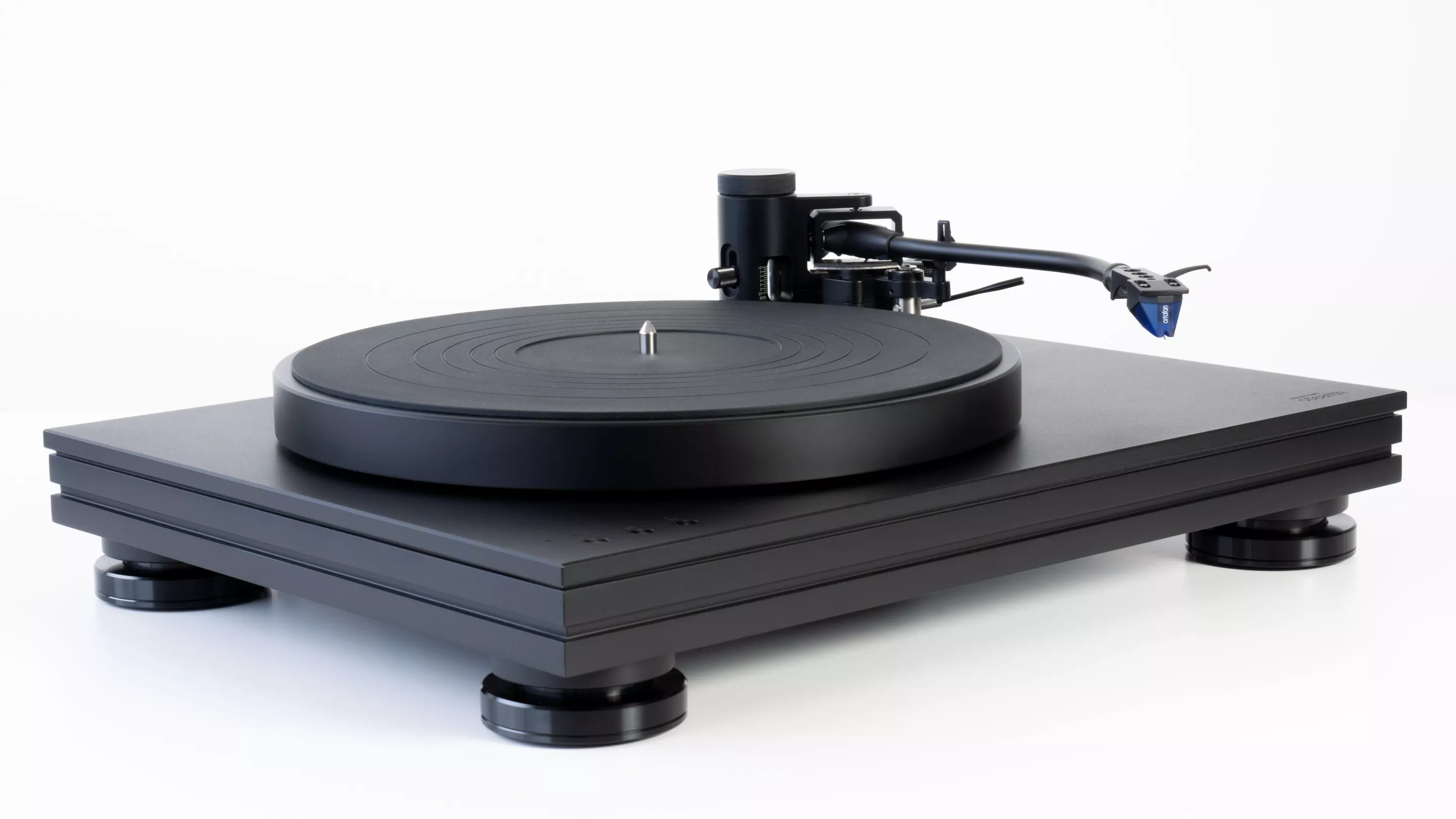 The 4-lb aluminum platter features elastomer damping and can spin at 33.3, 45 and 78 rpm
