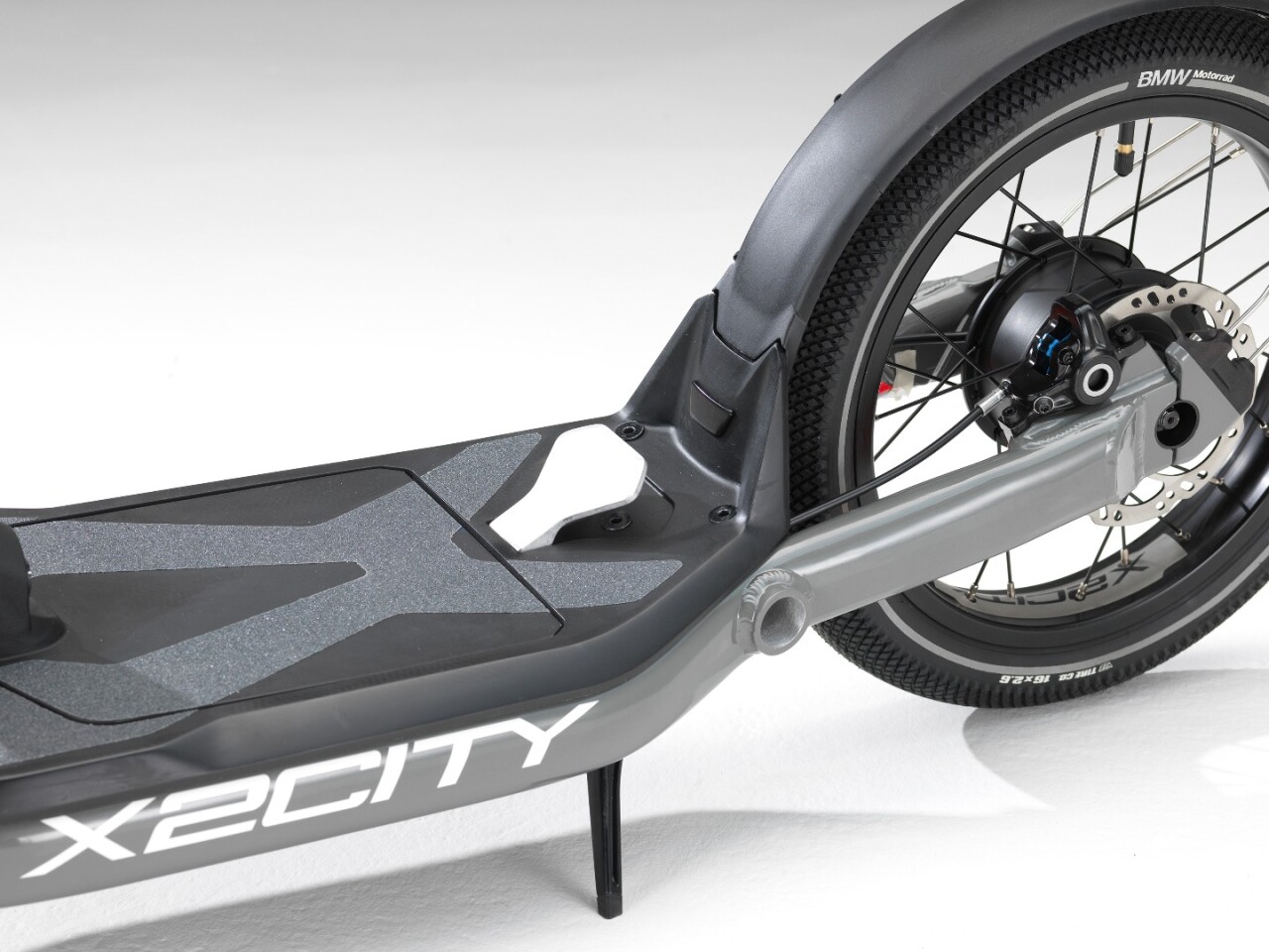 The X2City is powered by a Marquardt 408 Wh lithium ion battery enclosed beneath the running platform and is designed to be easily removed. We don't know if that ease-of-removal will make it equally accessible for thieves at this point, or how easy it will be to lock the X2City to a bike rack or telephone pole.