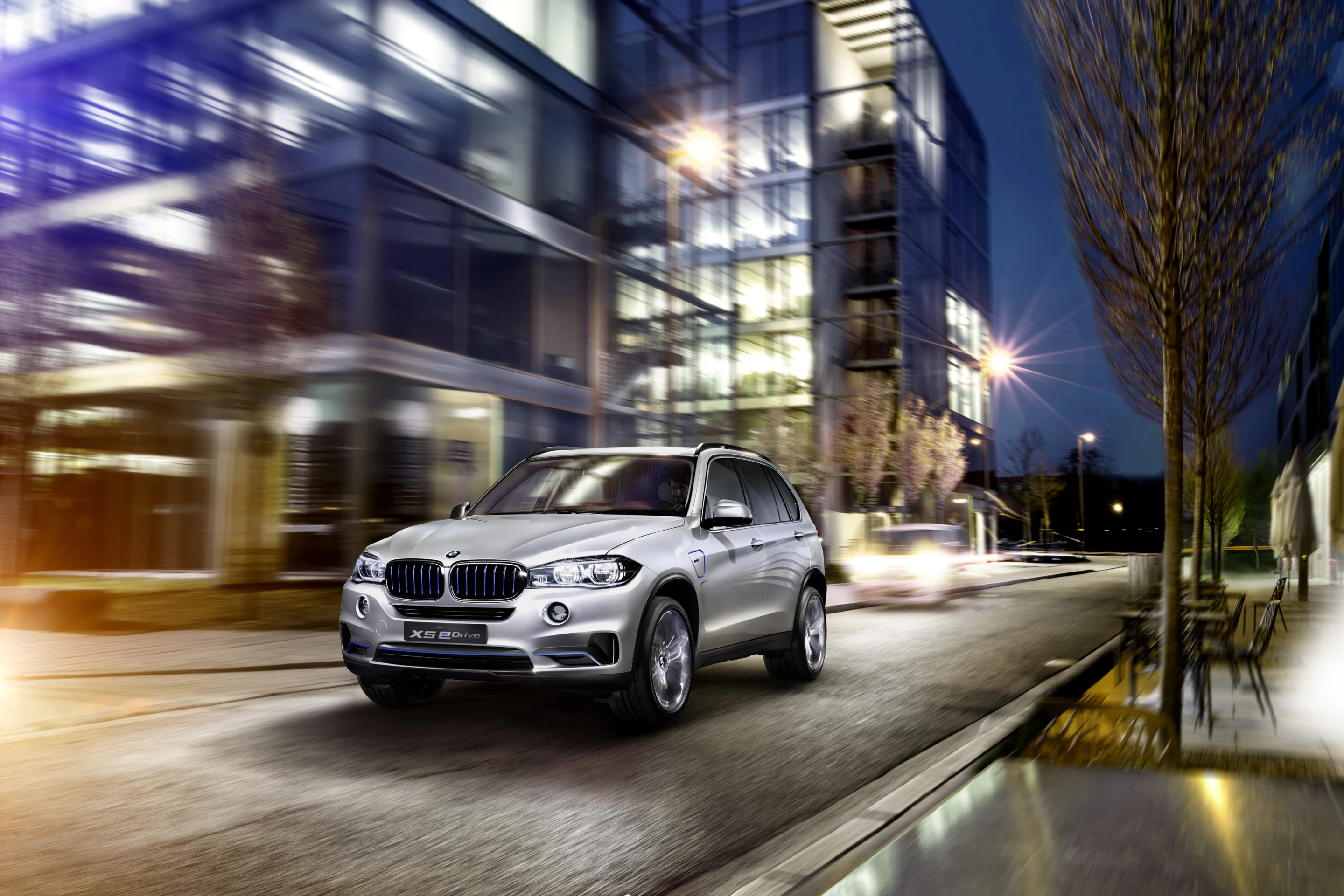 The X5 concept has a Silverflake exterior with blue accents