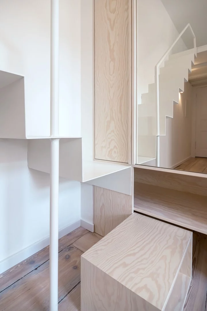 Discrete storage space is built into the Micro-Apartment Moabit (Photo: Ringo Paulusch)