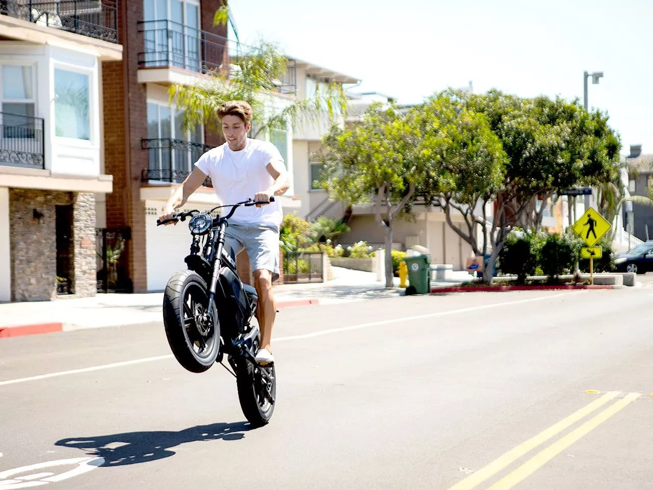 The Cross offers pedal-assist and throttle-only riding modes, with the 750-W hub motor producing 85 Nm of torque